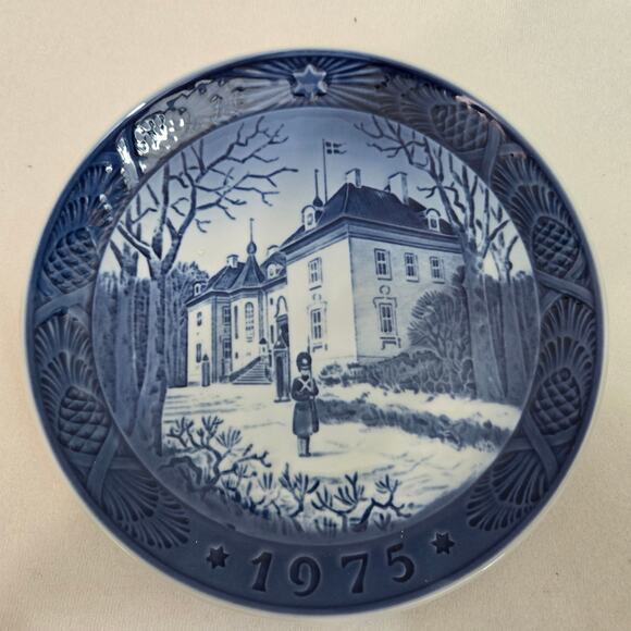 Royal Copenhagen 1975 Marselisborg Slot Queen's Christmas Plate Denmark - Vtg - Picture 2 of 10